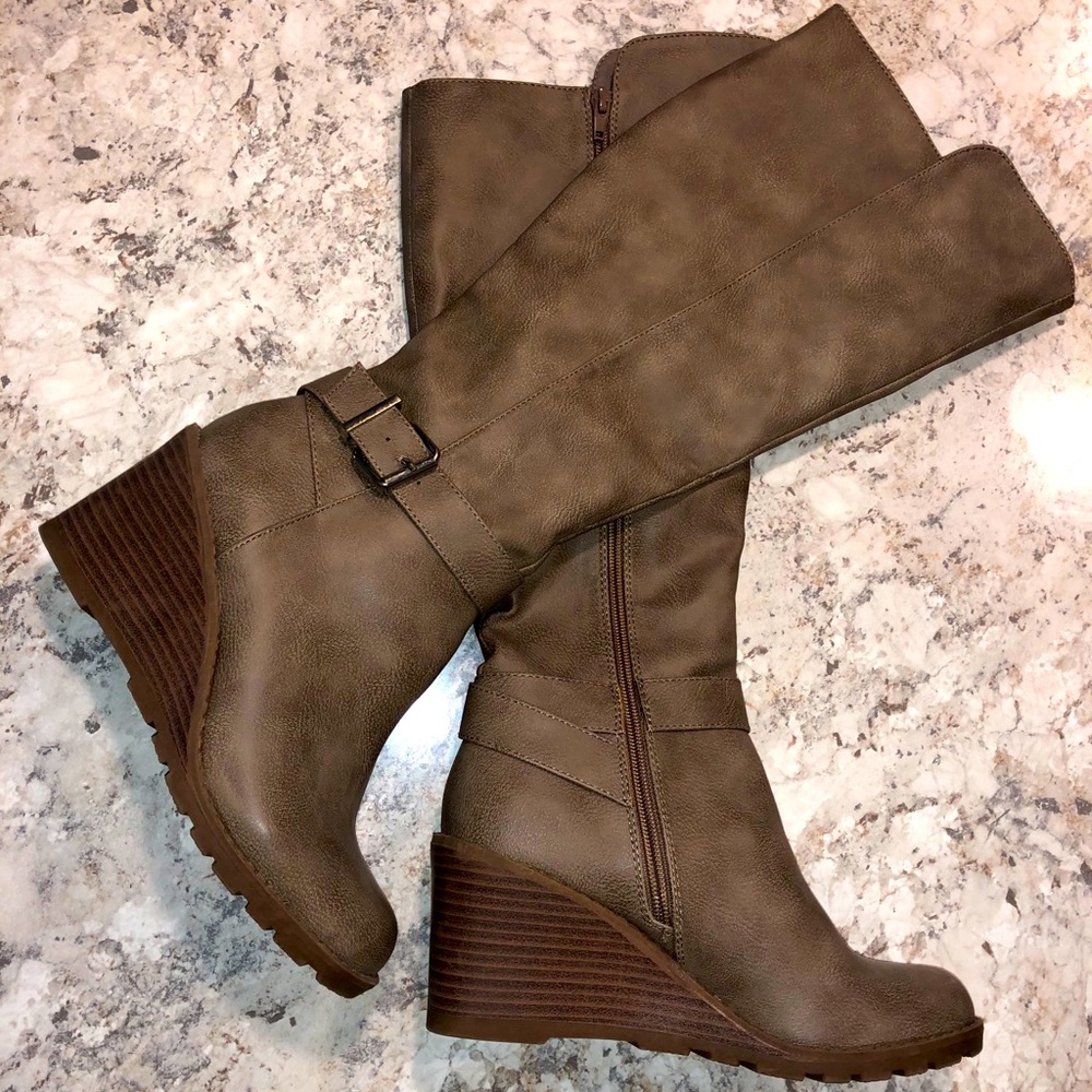 NWOT - GORGEOUS TAN BOOTS